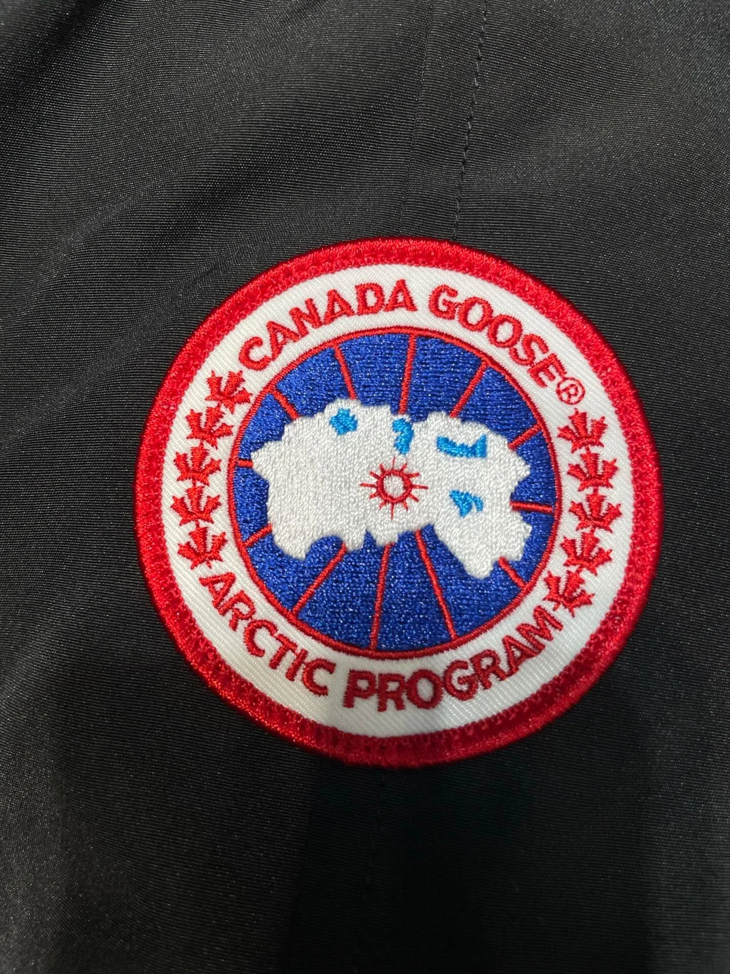 P760 original top quality Canada Goose #Chilliwa 7999M pilot short style/01 style #Men and Women Same Style# Synchronized anti-counterfeiting chip sensor! ➖ Imported 21S polyester-cotton blended original fabric [Last year’s 16S/18S hard fabrics have been completely eliminated, this year all use 21S synchronous fabrics, the soft mid-strap feels delicate and textured], synchronous Feather-Light 10D waterproof coating fabric, made of 84.5 polyester fiber and 15.5 cotton, 100% the best feel in the entire network! ➖ The official website synchronizes the national standard 80 white duck down, you can check the official website customer service, there will never be a series of misleading claims such as 90 down or goose down! ➖ Using the best nylon lon lining with double double-layer sealing design, anti-down 7 needles + grid-filled down ready-made garments, there will be 100% no so-called velvet running! ➖ The cuffs are designed with thickened seamless threads, and the collar and pocket lining are made of top-notch warmth and comfort! ➖ Yoshida YKK provides original custom-made electroplated sliders. YKK two-way lockable zippers are tight and smooth and will not peel off paint! ➖ 3M composite guarantees that the Velcro is the same as the original, durable, and all accessories and hardware are custom-made! ➖ Customized 10,000-needle embroidery labels imported from Behringer embroidery machines, 98% of which restore the original labels. You can check and compare on the official website! ➖ The fur collars are all made of large pieces of Western Canadian blue wolf hide, ensuring that each fur collar is 13-15cm wide!   Size:XS-XXL